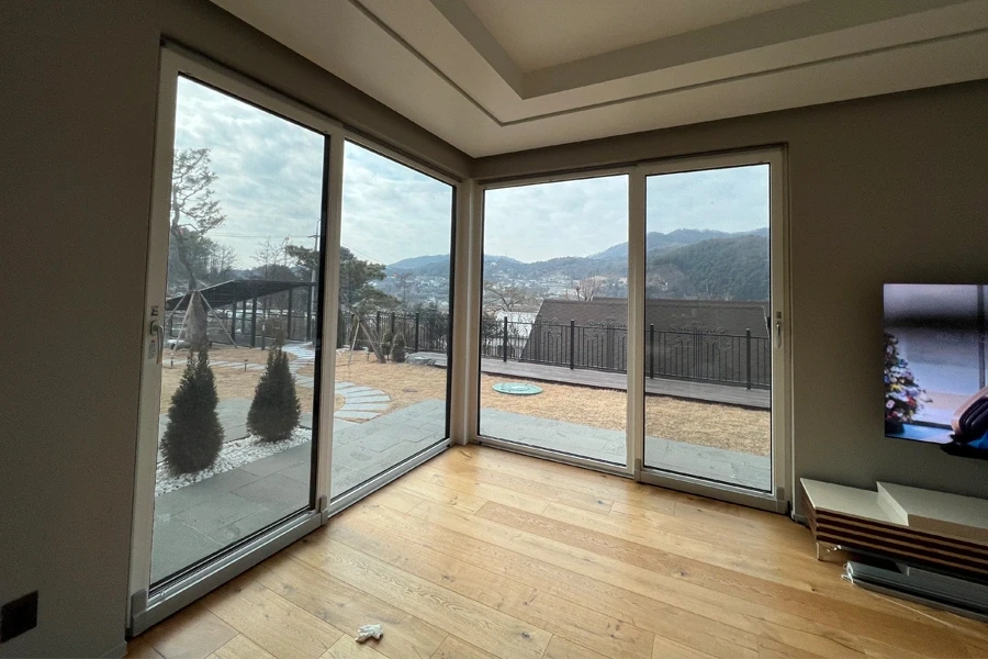 전원주택 열차단필름 시공 – 거실 코너창 전망
