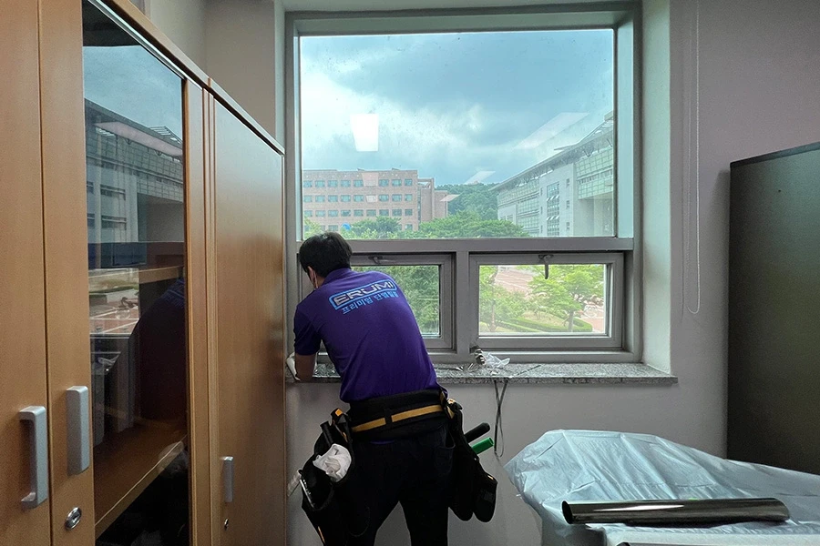 대학 캠퍼스 열차단필름 시공 – 연구실 내부 작업