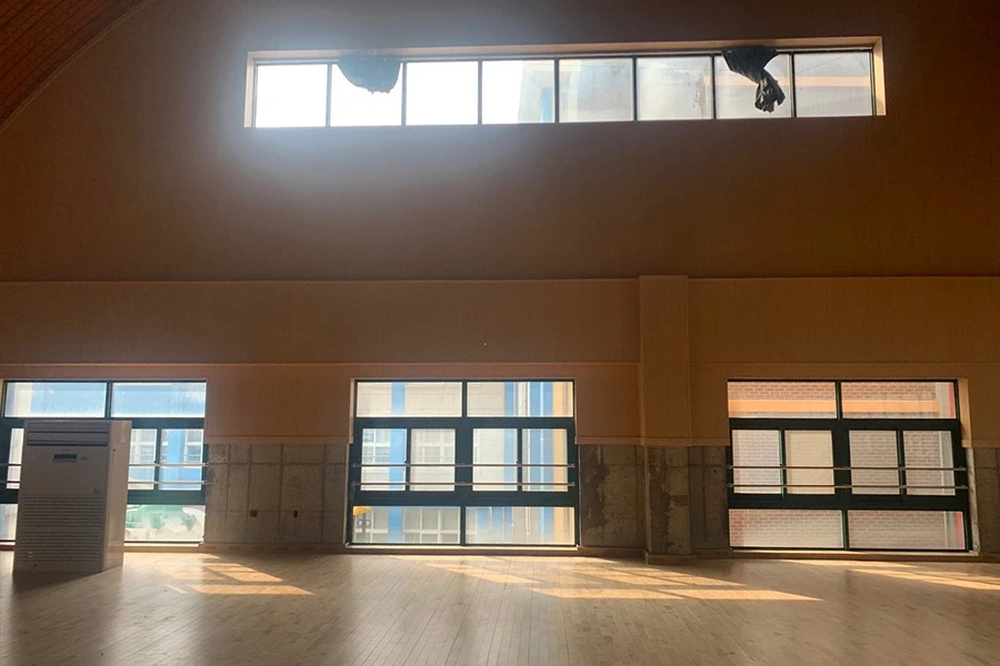 초등학교 체육관 채광창 – 눈부심이 심했던 고측창