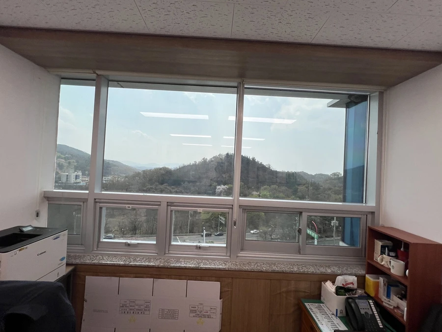 관공서 사무실 열차단필름 시공 전 – 산 전망 창