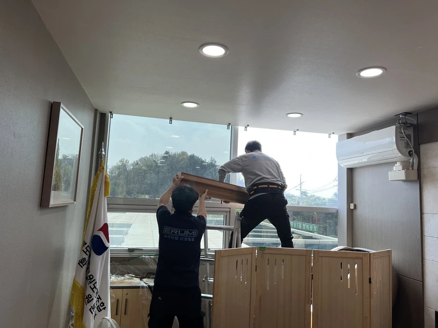 관공서 사무실 열차단필름 시공 중 – 2인 1조 작업