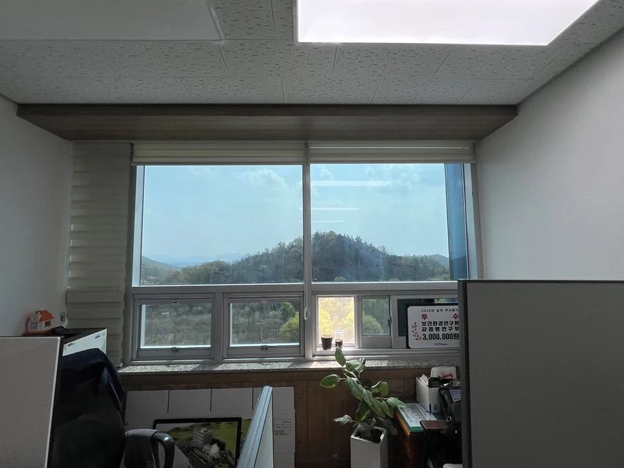 관공서 사무실 열차단필름 시공 후 – 산 전망 창