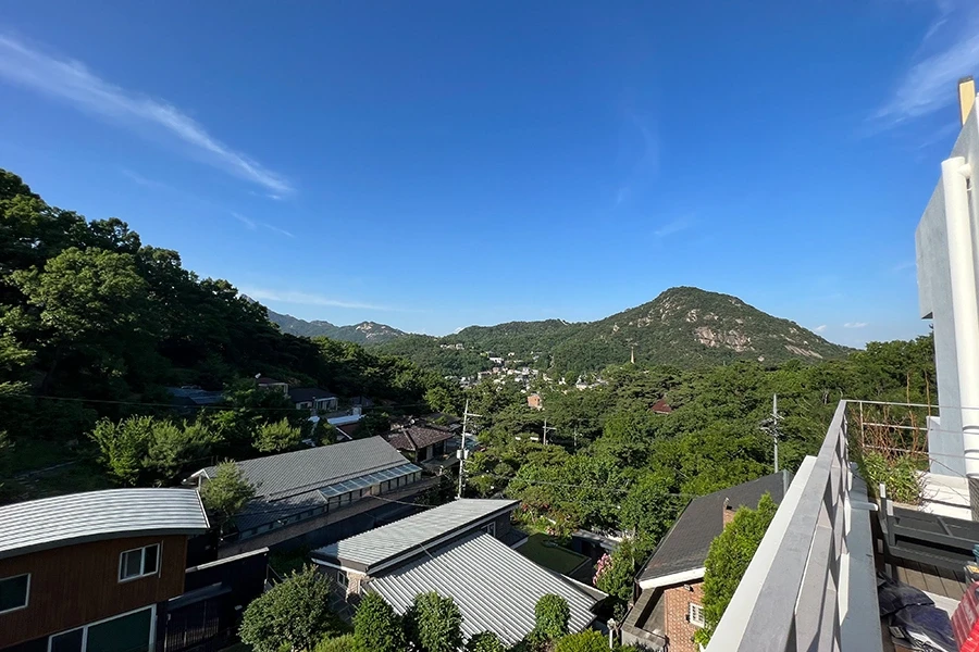 단독주택 테라스에서 바라본 산 전망