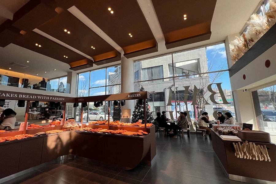 베이커리카페 열차단필름 시공 – 내부 진열대와 좌석