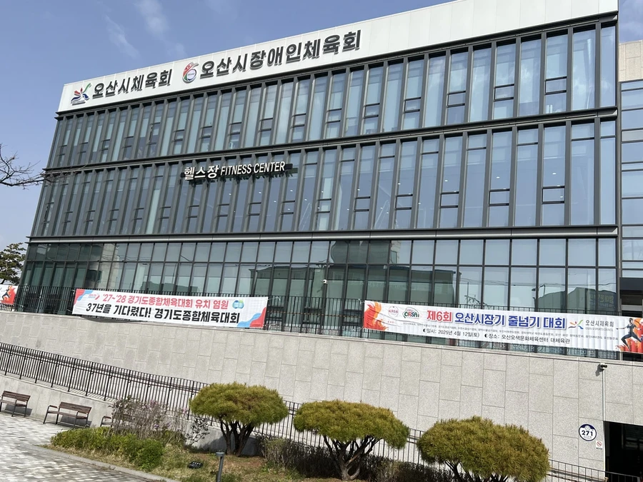 공공체육시설 열차단필름 시공 – 고층 통유리 근경