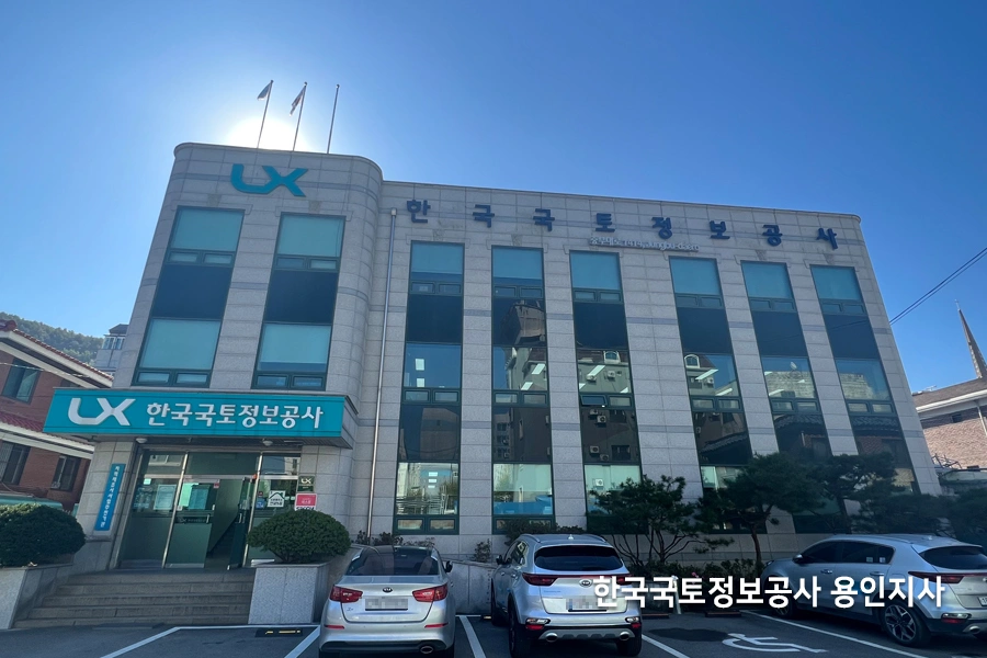 관공서 열차단필름 시공 – 창호 마감 모습