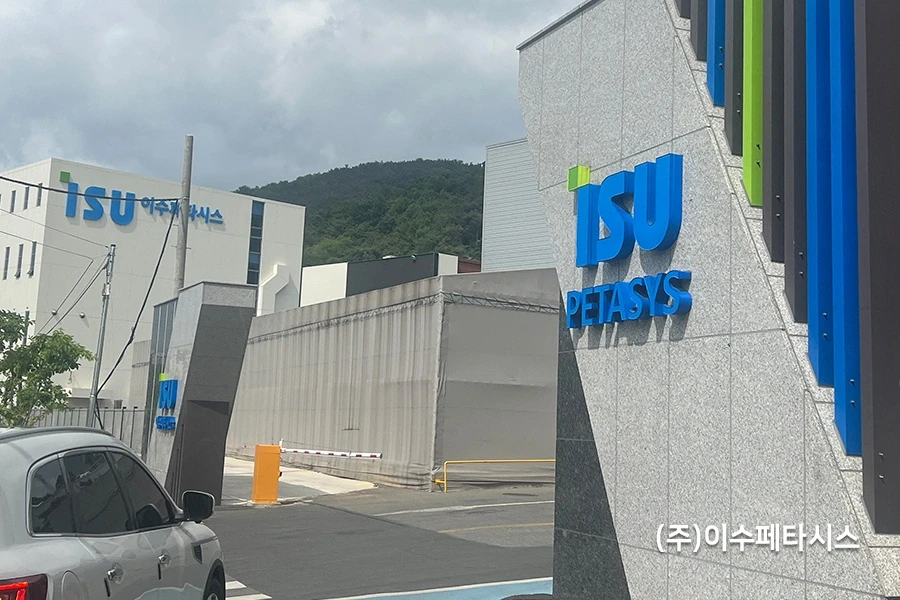 사옥 통창 시공 전 – 저녁 조명 반사