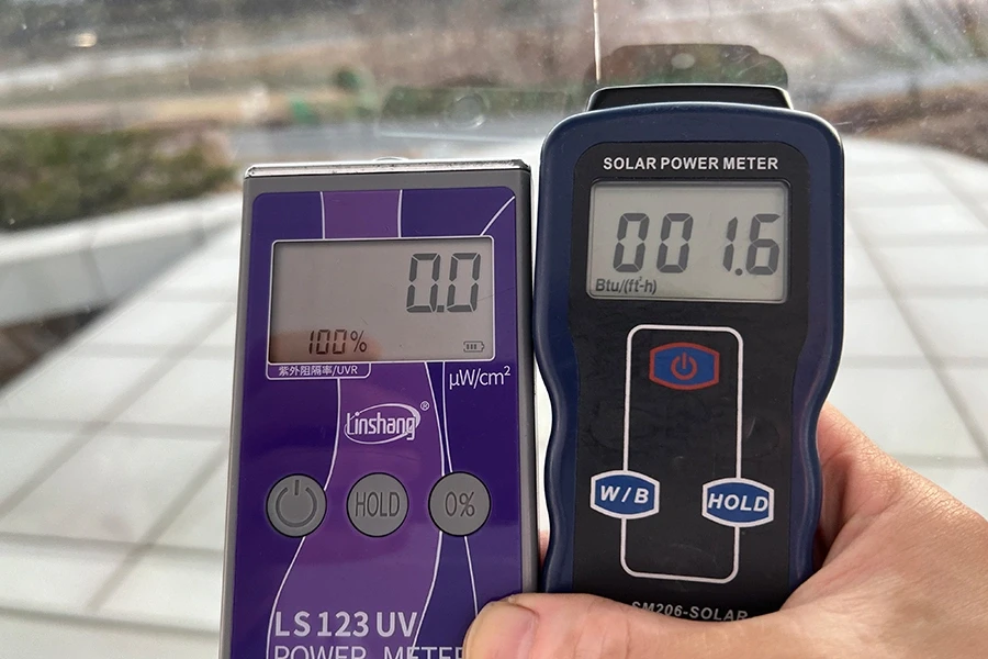 자외선차단율 100%, 태양열 측정치를 보여주는 UV·솔라파워미터